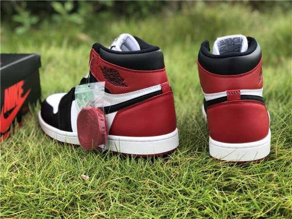 Air Jordan 1 Retro High OG Black Toe heel