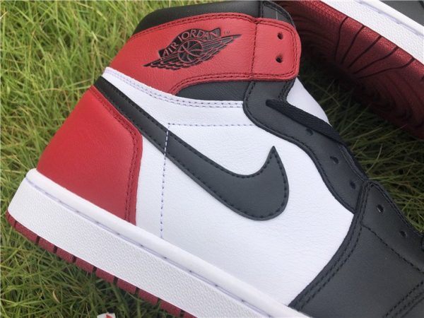 Air Jordan 1 Retro High OG Black Toe swoosh