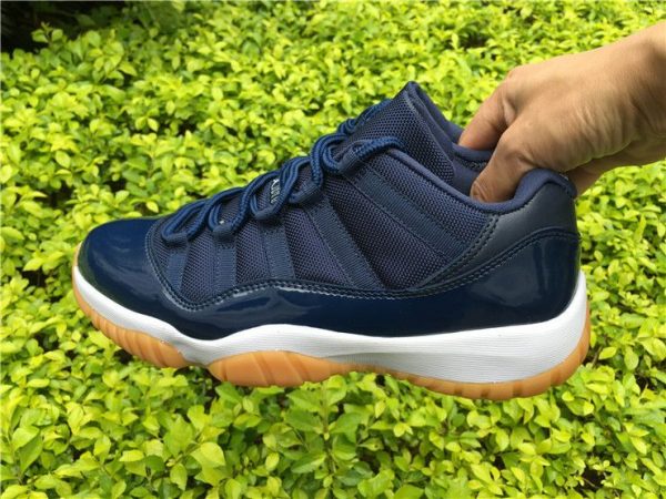 Air Jordan 11 Retro Low navy Gum sneaker