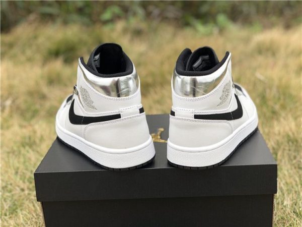 Air Jordan 1 Mid Alternate Think 16 heel