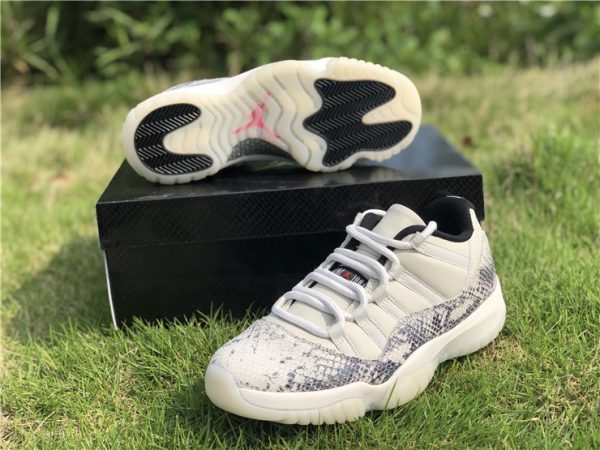 Jordan 11 Low SE Snakeskin Light Bone sneaker