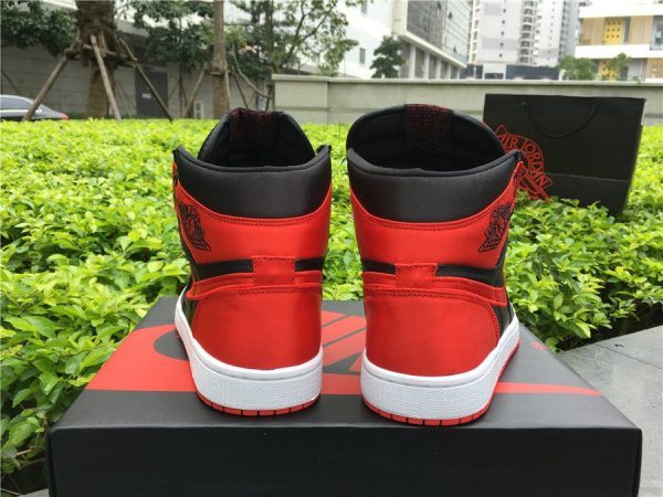 Air Jordan 1 Retro High OG SE Satin heel