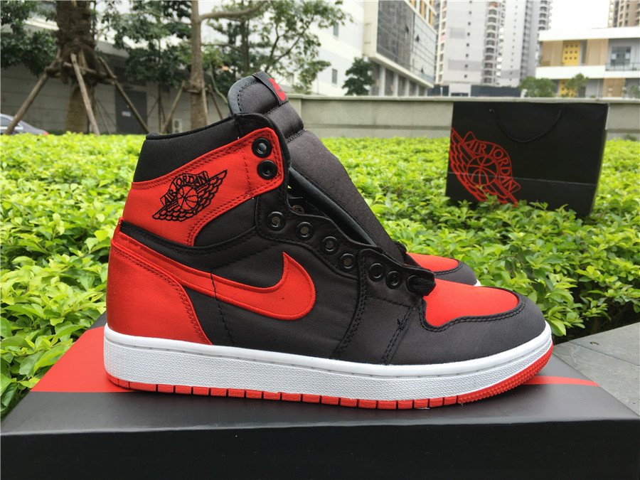 hav det sjovt Vedligeholdelse slot Air Jordan 1 Retro High OG SE Satin Banned