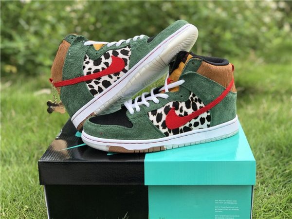 Nike SB Dunk High Dog Walker sidewall