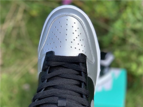 Supreme x Nike SB Dunk Low Metallic Silver toe