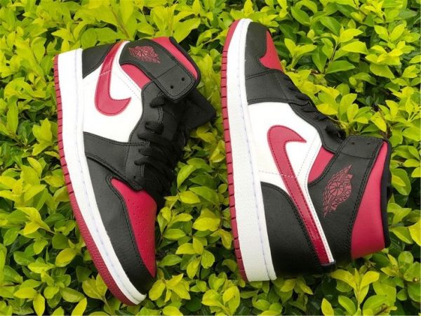 Air Jordan 1 Mid Bred Toe 554724-066