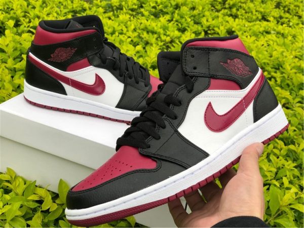 Air Jordan 1 Mid Bred Toe close look