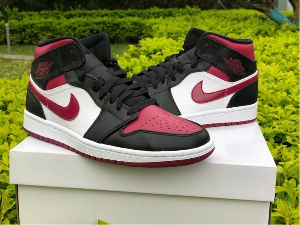 Air Jordan 1 Mid Bred Toe sneaker