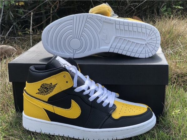 Air Jordan 1 Mid Bruce Lee Lakers sole