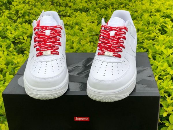 Nike Air Force 1 Low Supreme White toe