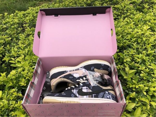 Nike SB Dunk Low x Travis Scott Black in box