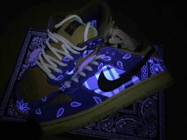 Nike SB Dunk Low x Travis Scott Black in the dark look