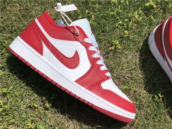 Air Jordan 1 Retro Low Gym Red swoosh