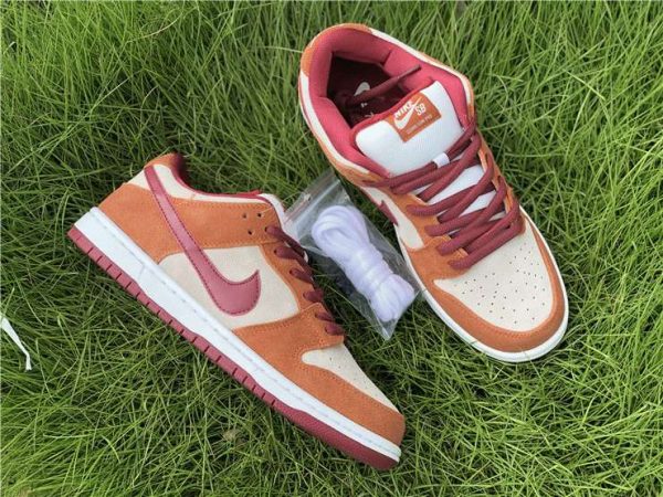 Nike Dunk Low Pro SB Dark Russet swoosh