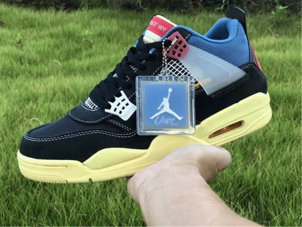 Air Jordan 4 Off-Noir Union on hand