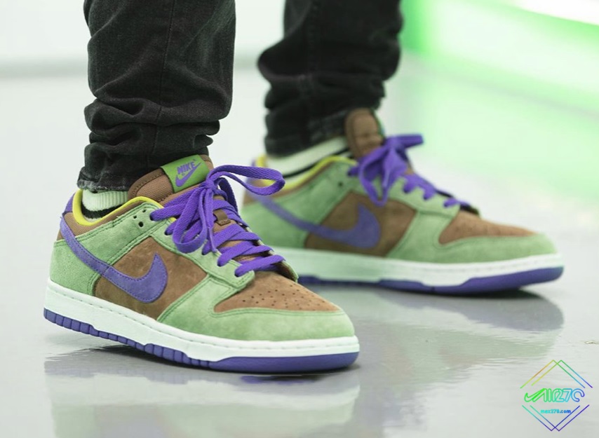 Autumn Green Dunk Low Veneer on feet