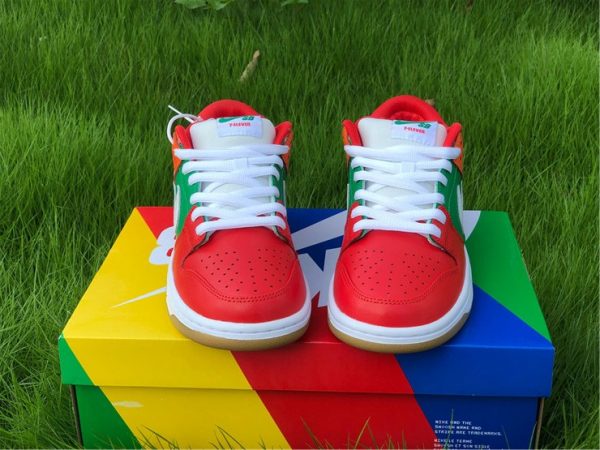 Nike SB Dunk Low x 7-Eleven red upper