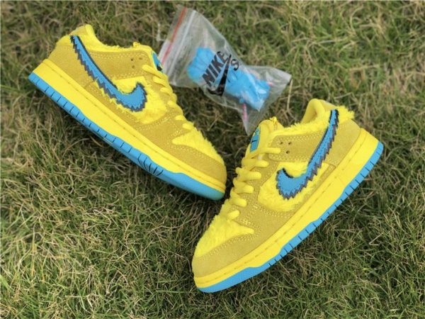 Kids Grateful Dead x Nike SB Dunk Low Yellow Bear look