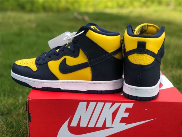 Nike Dunk High SP Michigan Black Varsity Maize heel