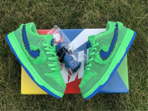 SB Dunk Low Grateful Dead Green Bear panels