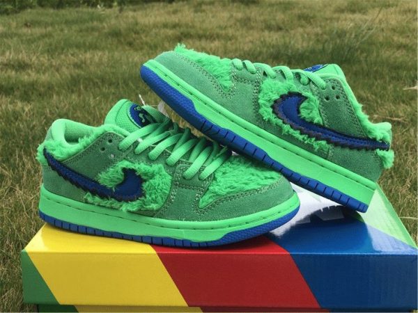 SB Dunk Low Grateful Dead Green Bear sneaker