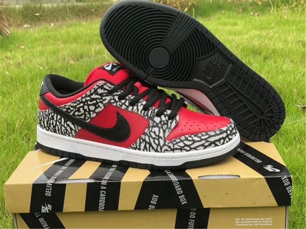 Nike Dunk SB Low Supreme Red Cement bottom
