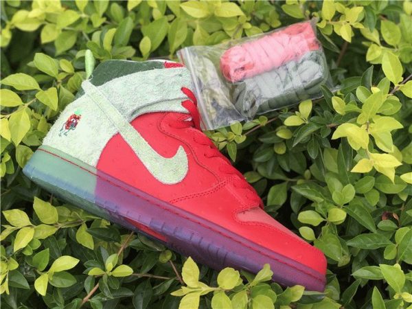 Nike SB Dunk High Strawberry Cough 2020