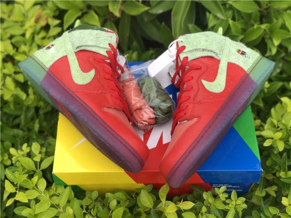 Nike SB Dunk High Strawberry Cough panel swoosh