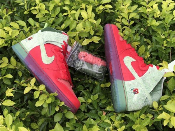 Nike SB Dunk High Strawberry Cough shoelace