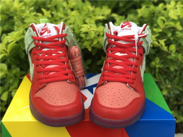 Nike SB Dunk High Strawberry Cough tongue