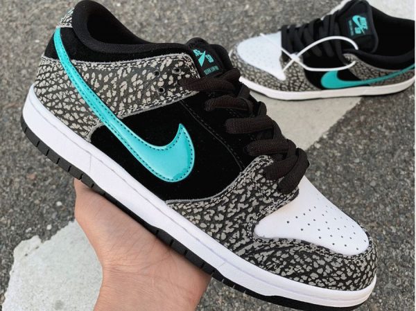 Nike SB Dunk Low atmos Elephant on hand