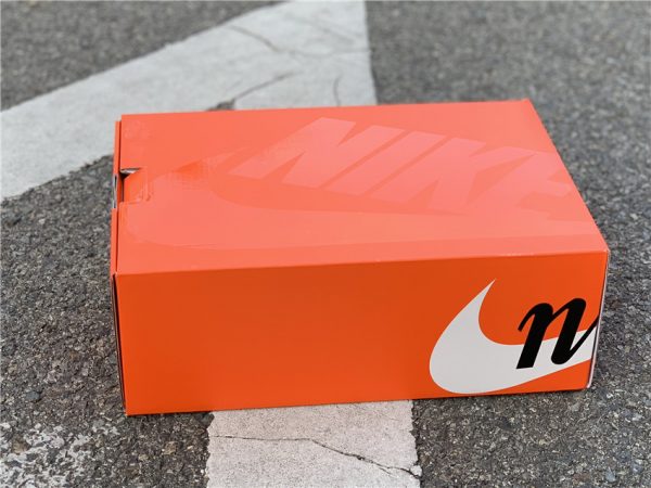 orange Nike VaporWaffle Sacai Sail Royal Fuchsia box