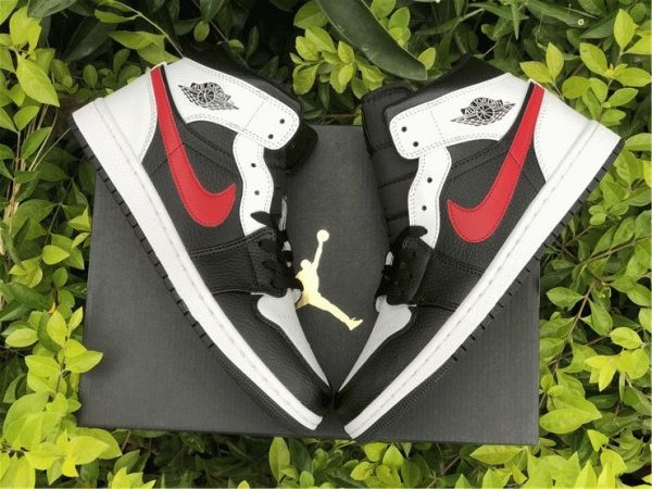 Air Jordan 1 Mid Chicago Bulls black