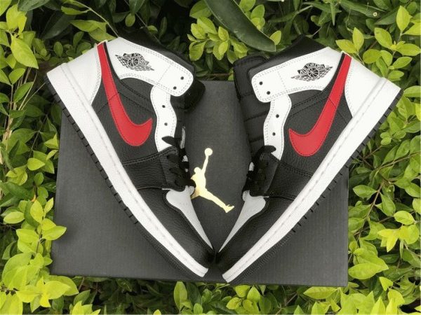 Air Jordan 1 Mid Chicago Bulls black