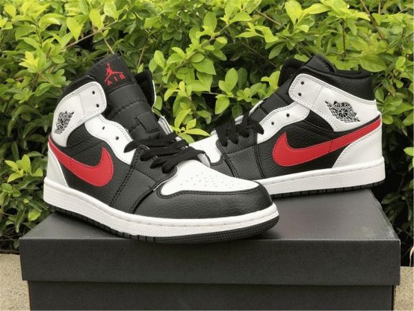 Air Jordan 1 Mid Chicago Bulls black mudguard