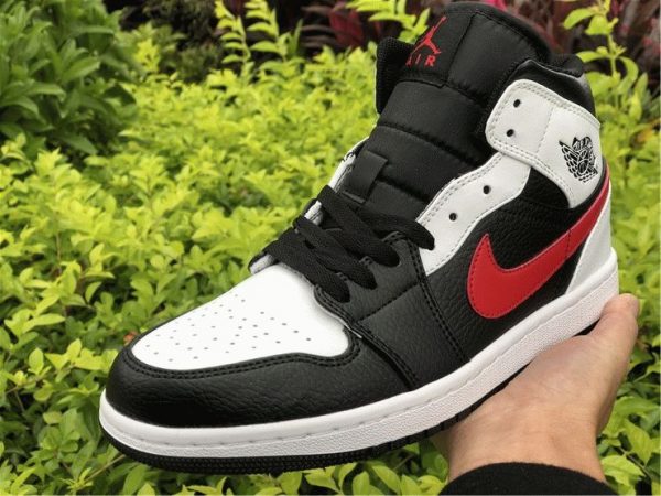 Air Jordan 1 Mid Chicago Bulls close look