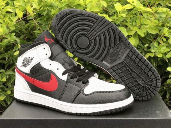 Air Jordan 1 Mid Chicago Bulls sneaker