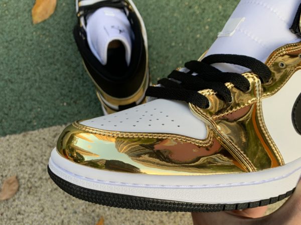 Air Jordan 1 Mid SE Metallic Gold sneaker