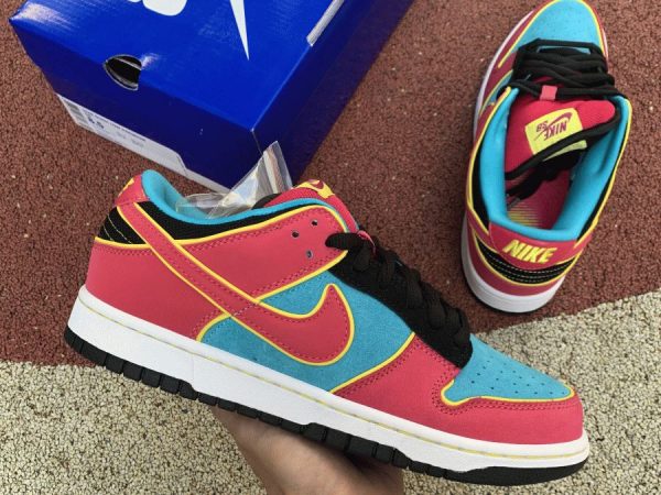 Nike Dunk SB Low Ms Pacman On hand