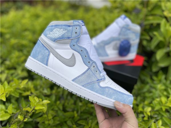 Air Jordan 1 High OG Hyper Royal sneaker