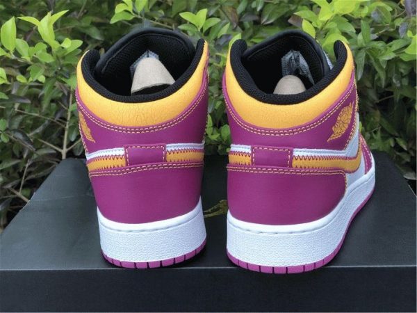 Air Jordan 1 Mid Familia Heel