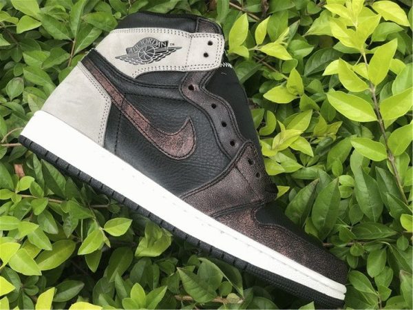 Air Jordan 1 Retro High OG Patina swoosh