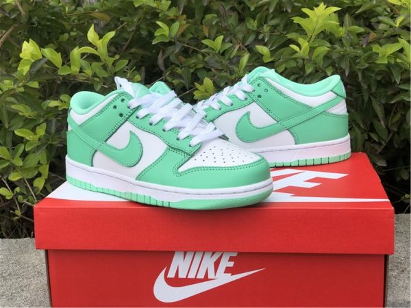 Wmns Nike Dunk Low Green Glow overall