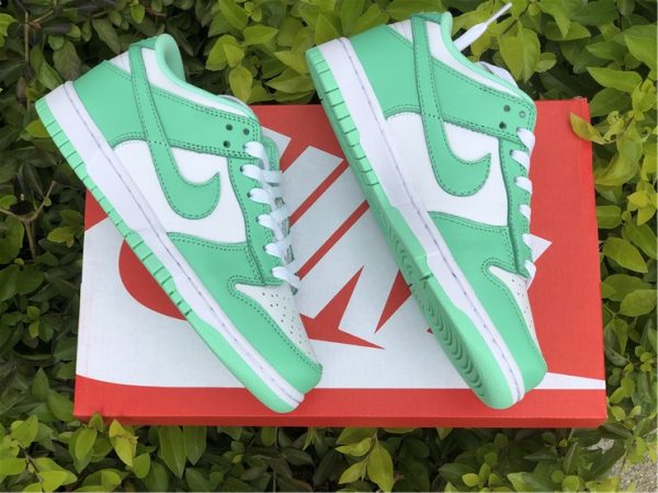 Wmns Nike Dunk Low Green Glow shoes