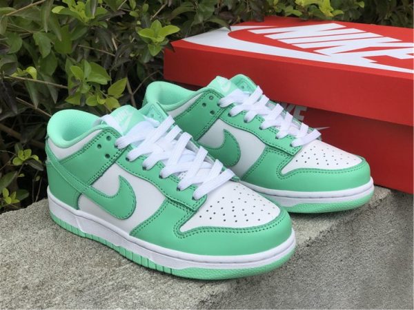 Wmns Nike Dunk Low Green Glow sneaker