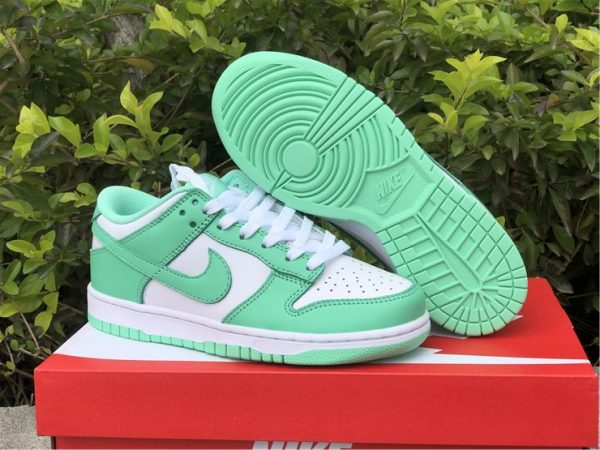 Wmns Nike Dunk Low Green Glow underfoot