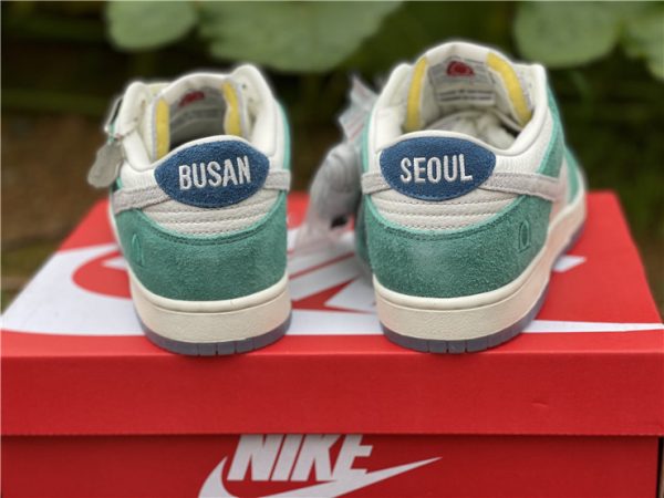 Kasina x Dunk Low Road Sign Neptune Green heel