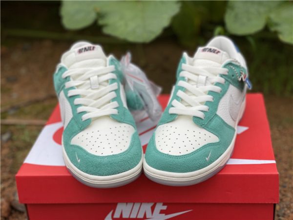 Kasina x Dunk Low Road Sign Neptune Green tongue