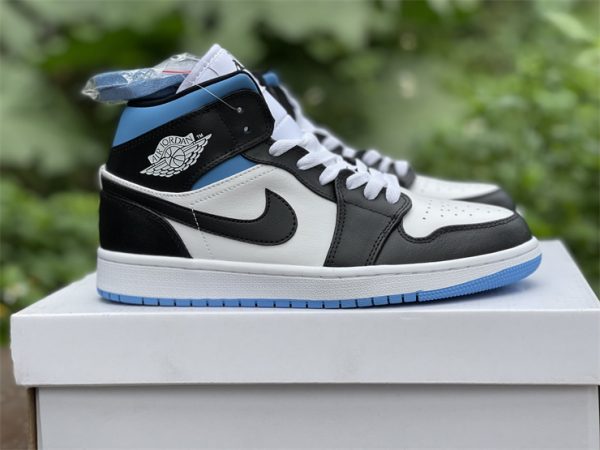 Air Jordan 1 Mid University Blue sneaker