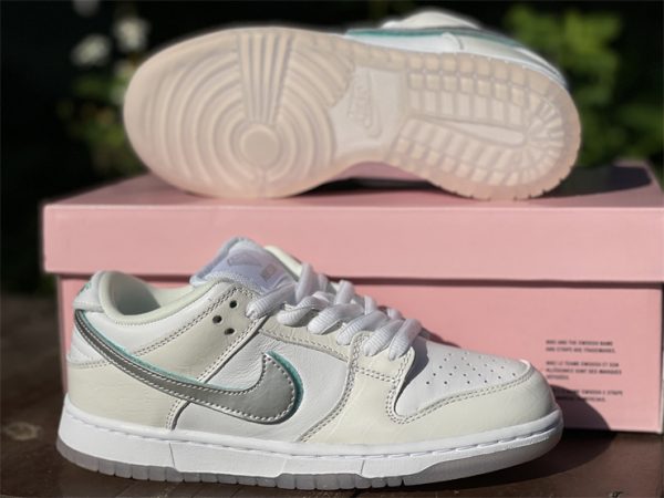 SB Dunk Low x Diamond Supply Co Diamond White underfoot